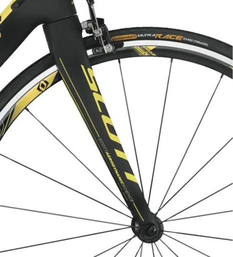 The Scott Foil 30 features a carbon fork and steerer.